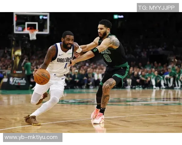 艾弗森分享与男球迷的亲密互动称彼此情谊如同兄弟般深厚 艾弗森分享与男球迷的亲密互动称彼此情谊如同兄弟般深厚